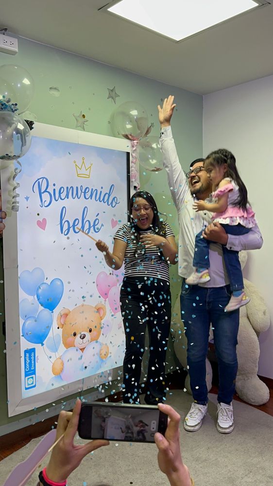 Una familia celebra entre confeti la revelación de su bebé