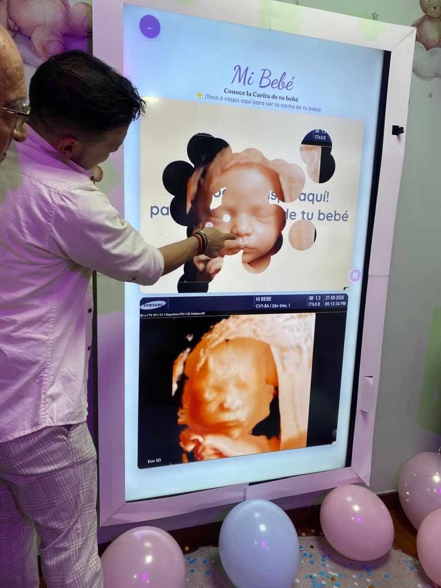 Un papá toca la pantalla con la carita de su bebé